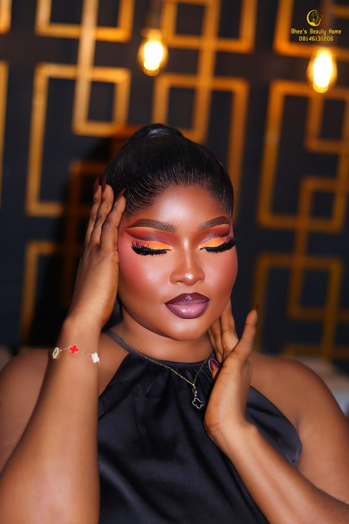 How to Create a bold Cut Crease Look